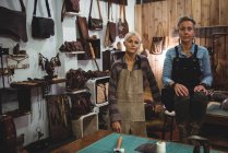 Porträt selbstbewusster Handwerkerinnen in der Werkstatt — Stockfoto