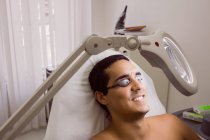 Patient mit Laserschutzbrille in Klinik — Stockfoto
