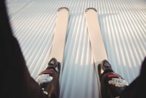 Close-up de esqui esquiador na paisagem nevada com pistas de esqui — Fotografia de Stock