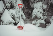 Pá em uma paisagem nevada durante o inverno — Fotografia de Stock