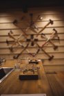 Дерев'яний пивний піддон з окулярами на барній стійці — стокове фото