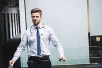 Doctor parado en el pasillo en el hospital - foto de stock