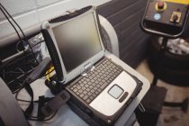 Крупный план ноутбука в ремонтном гараже — стоковое фото