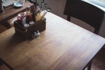 Blick von oben auf Sauce Tablett auf Holztisch — Stockfoto