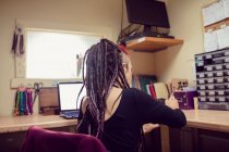 Femme coiffeuse travaillant au bureau dans la boutique dreadlocks — Photo de stock