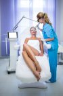 Пациентка проходит процедуру лифтинга в салоне красоты — стоковое фото