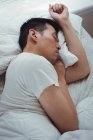 Мужчина спит в спальне дома — стоковое фото