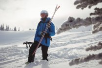 Skifahrer läuft mit Ski auf schneebedecktem Berg — Stockfoto