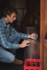 Крупним планом людина фіксує клапан до пива, щоб зробити пиво вдома пивоварні — стокове фото