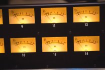 Крупный план аналоговых VU-метров на винтажном звуковом смесителе — стоковое фото