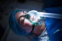 Крупним планом пацієнт лежить в операційній кімнаті в лікарні — стокове фото