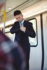 Бизнесмен проверяет карман пиджака во время поездки на поезде — стоковое фото