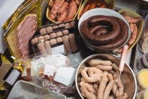 Vari tipi di salsiccia e salame nel supermercato — Foto stock