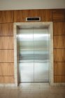 Vue intérieure de l'ascenseur dans le mur de bureau — Stock Photo