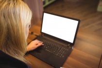 Mulher usando laptop no escritório — Fotografia de Stock