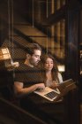Uomo e donna discutono sopra il computer portatile nella fabbrica di birra — Foto stock