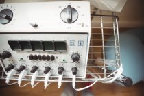 Nahaufnahme eines Elektrostimulationsgeräts in der Klinik — Stockfoto