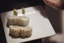 Sushi auf Serviertablett im Restaurant — Stockfoto