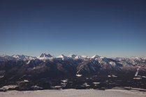 Живописный вид заснеженных гор зимой — стоковое фото