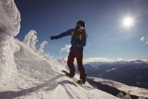 Лижник, катання на лижах в Альпах snowy взимку — стокове фото