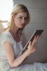 Ritratto di bella donna che utilizza tablet digitale a casa — Foto stock