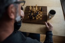 Уважний чоловік грає в шахи вдома — стокове фото