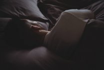Задній вид чоловік спав у своєму ліжку в спальні в домашніх умовах — стокове фото