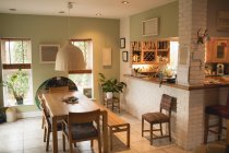 Salon vide et comptoir de cuisine à la maison — Photo de stock