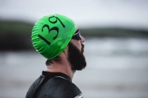 Primo piano dell'atleta sulla spiaggia — Foto stock