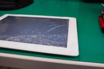 Nahaufnahme beschädigter digitaler Tablets im Service-Center — Stockfoto