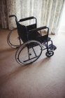 Порожній інвалідний візок у спальні вдома — стокове фото