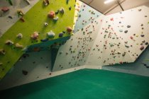 Штучна скелелазіння стіна в тренажерному залі для практики — стокове фото