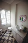 Пустая ванная комната с раковиной для мытья рук дома — стоковое фото