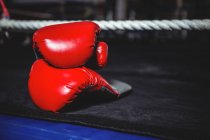 Пара червоних боксерських рукавичок в боксерському кільці — стокове фото