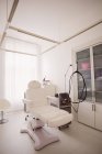 Studio odontoiatrico vuoto con attrezzatura negli interni della clinica dentistica — Foto stock