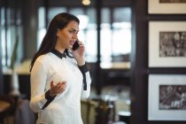 Geschäftsfrau telefoniert im Büro mit Handy — Stockfoto