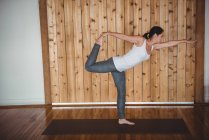 Mitte erwachsene Frau praktiziert Yoga im Fitnessstudio — Stockfoto