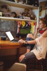 Красива жінка використовує ноутбук вдома — стокове фото