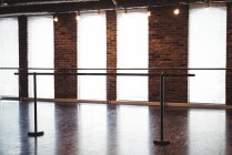 Ballet barre stand no estúdio de ballet — Fotografia de Stock