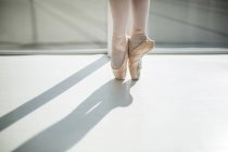 Gros plan des pieds de la jeune ballerine — Photo de stock