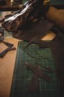 Pièce en cuir sur table en atelier — Photo de stock