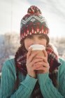 Porträt einer Frau im Winter, die Kaffee trinkt — Stockfoto