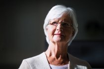 Nahaufnahme einer nachdenklichen Seniorin im Krankenhaus — Stockfoto