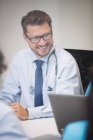 Medico sorridente in sala conferenze — Foto stock