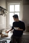 Mann benutzt digitales Tablet beim Frühstück zu Hause — Stockfoto