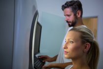 Frau erhält ästhetischen Laser-Scan in Klinik — Stockfoto