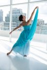 Ballerino che pratica danza contemporanea in studio di danza — Foto stock