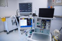 Máquina de equipo médico en sala de operaciones en el hospital - foto de stock
