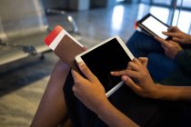 Metà sezione della donna che utilizza tablet digitale in zona di attesa in aeroporto — Foto stock