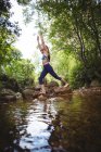 Frau macht an einem sonnigen Tag Yoga im Wald — Stockfoto